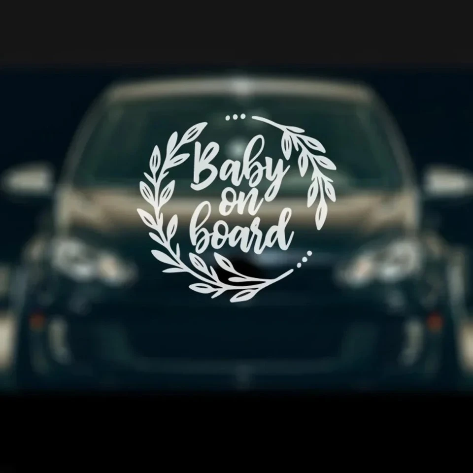 Bayi berwarna -warni di papan stiker jendela belakang mobil