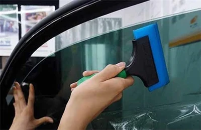 Apakah Pewarnaan Kaca Mobil Etie Memiliki Fungsi Perlindungan Sinar Matahari?