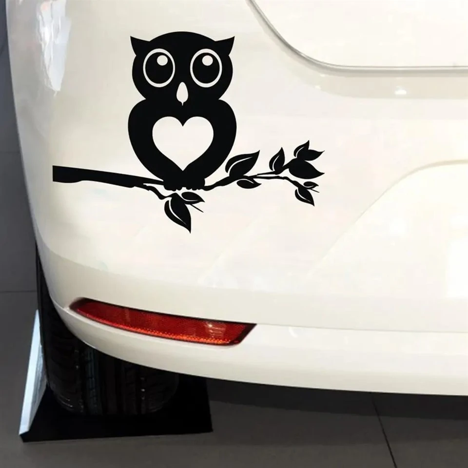 Burung hantu berdiri di atas stiker mobil reflektif cabang