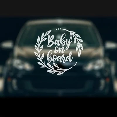 Bayi berwarna -warni di papan stiker jendela belakang mobil